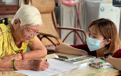 4-1 李廖金月(左)過去務農,日常以鋤頭為伍,93歲才第一次接觸彩色筆及畫畫。(好所宅社區健康照護提供)