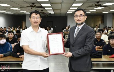 5-1 局長黃富村今日親自頒發聘書,感謝鄧律師長期關注警政事務、積極提供專業協助,協助警察機關在依法行政與人權保障間取得更佳平衡。(圖/記者蘇榮泉翻攝)