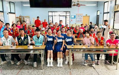 SQ10297-1轉大人 華山和美天使站成年禮 華山基金會和美天使站16週年茶會今舉行,長輩與孩童同場互動,溫馨感人。(華山基金會提供)