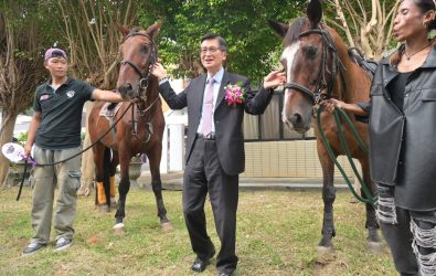 國軍退除役官兵輔導委員會在中彰榮譽國民之家舉辦嘉年華活動，輔導會主任委員嚴德發表揚榮民楷模，活動多元內容，現場氣氛熱鬧。（中彰榮家提供）