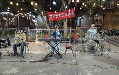 113387_0 金曲歌手王俊傑(中)攜手兩位視障音樂家—曾於國家音樂廳演出的鋼琴家許宗榮(右),以及金曲獎演奏類得主、豎笛與薩克斯風好手張林峯(左)嘉義暖心開唱。((圖/黃啟豪服務處提供)