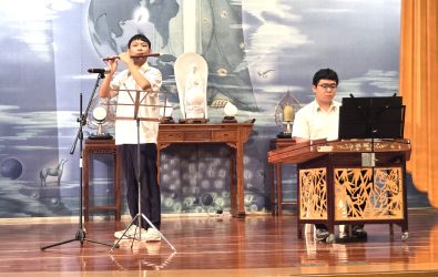 學子演奏悅耳的樂音_0