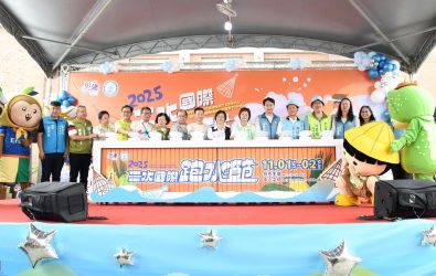 二水國際跑水節在林先生廟及八堡圳水道登場，透過神轎跑水、引水人儀式，民眾走入水圳、參與祭典，一同感受全台唯一的水圳節慶魅力。（記者陳雅芳攝）