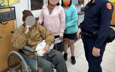 1141101-221迷途翁體力不支坐路旁 熱心警即刻援助化解危機。 1141101-221迷途翁體力不支坐路旁 熱心警即刻援助化解危機。