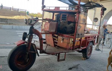 芳苑鄉今天下午發生鐵牛蚵車翻覆意外，車上10名遊客受輕傷送醫，現場一度驚魂，事故原因初步研判為傳動軸斷裂。（民眾提供）