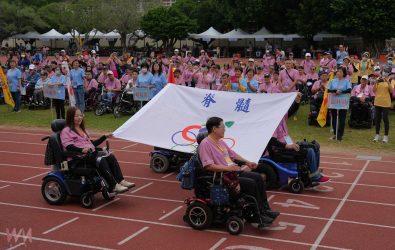 2-1 大會由4位脊髓損傷選手共同護送會旗進場,並展開輪椅競速、輪椅接力、輪椅障礙賽、地板滾球、桌球等多項賽事。(圖/記者蘇榮泉攝)