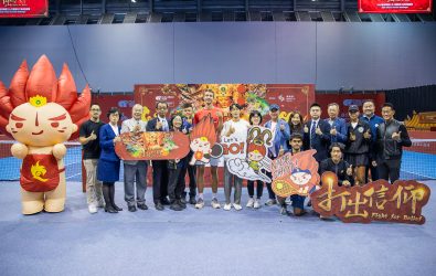 與會貴賓和選手合影。