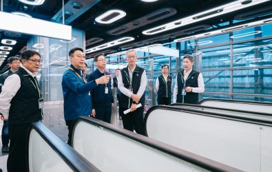 1141103-211提升國門服務力　陳世凱關心第三航廈北廊廳整備狀況。