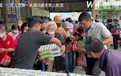 二林鎮農會將農業部補助的800箱國產牛乳送至綠色照顧站與社區長者手中，長者拿到手都笑開懷。（記者陳雅芳攝）