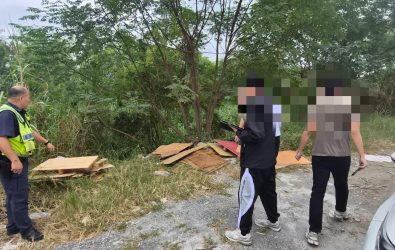 彰化、南投交界的貓羅溪近年成為非法傾倒垃圾熱點，警方查獲林姓男子違法丟棄裝潢木材與碎玻璃，依法移交環保局裁處。（警方提供）