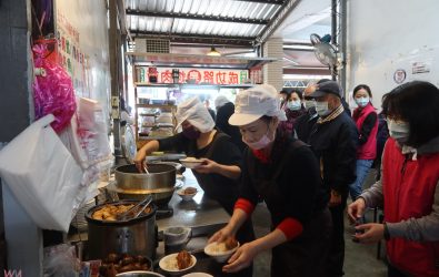 中央宣布非洲豬瘟禁運禁宰分階段解禁，彰化傳統美食業者盼望已久的溫體豬供應將回歸，預計11月8日重新開賣肉圓、爌肉飯。（資料照 記者陳雅芳攝）