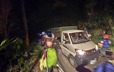 1141106-211 大溪警雪中送炭　登山團拋錨山區獲暖心救援