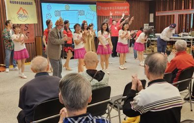 1141106-221-長輩上台共舞氣氛歡樂_0
