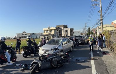 彰化市崙美路上班時間發生4車車禍，駕駛與騎士發生碰撞後機車倒地，後方2騎士閃避不及撞上，詳細事故原因仍待調查釐清。（消防局提供）
