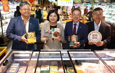 縣長張麗善、全聯副總經理林子文、行銷部協理劉鴻徵及知名主廚吳秉承齊聚一堂，共同推薦雲林優質土雞與「雲林良品」品牌農產。（圖／雲林縣政府提供）