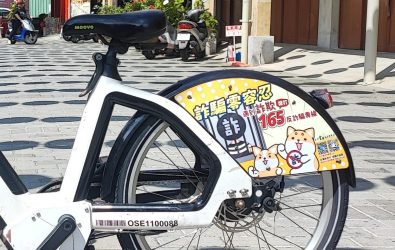 雲林地檢署在公共自行車後輪上推出「騎出防詐意識、守護你我錢包」宣導行動，打造全台首創的「移動式防詐平台」。（圖／記者蘇榮泉翻攝）