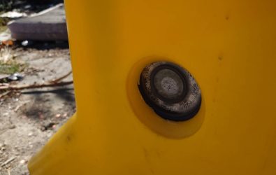 彰化、南投交界貓羅溪成非法廢棄物集散地，水利署在護欄及風速機內暗藏監視器到違法者，民眾直呼「偽裝得太完美」。（民眾提供）