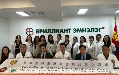 中榮合組蒙古義診團日前赴蒙古義診七天。義診團由員榮醫院醫療副院長、胸腔內科涂川洲醫師(前排右二)領隊。（員榮醫院提供）