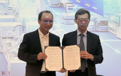 虎科大副校長方昭訓（右）與台達機電事業群副總經理蔡清雄（左）簽署合作備忘錄，雙方攜手培育智慧機電人才。（圖／虎尾科技大學提供）