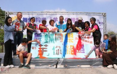 雲林家扶114年相見歡活動於林內紙蝶生態地景園區辦理，認養人與雲林認養童代表共同撒上彩沙感謝與祝福彼此，溫馨互動。（圖／雲林家扶中心提供）