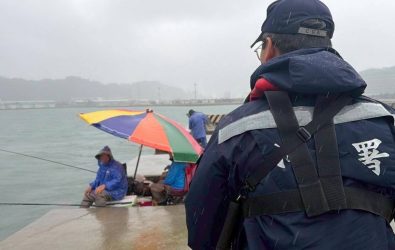 1141110-211長浪強風接連報到　海巡：颱風期間違規進入警戒區將開罰。