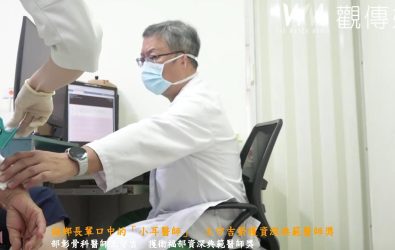 彰化醫院骨科醫師王守吉因左耳小耳症，卻憑一顆真心贏得病人信任，榮獲衛福部資深典範醫師獎，11日將北上受獎。（記者陳雅芳攝）