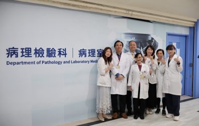 1141111-211病理檢驗智慧型實驗室落成啟用，院長彭家勛(左三) 偕主治醫師張俊梁(左二)與病理檢驗同仁們合影1