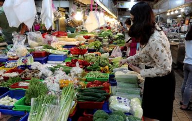 受鳳凰颱風預期影響，但民眾搶購帶動蔬菜價格先漲後跌，今均價回落至26元。（記者陳雅芳攝）