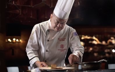 圖片1、蟬聯《米其林指南》三星榮耀寫下連續八年摘星的亮眼紀錄，其靈魂人物台—行政主廚陳偉強，12月將米其林三星粵菜的精髓，原汁原味帶到日月潭畔