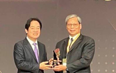 秀傳醫療體系陳進堂院長，推動社區健康與健康識能有成，榮獲亞洲健康識能學會頒發「玉鳳國際健康識能獎」，為台灣醫界再添國際光彩。（秀傳醫療提供）