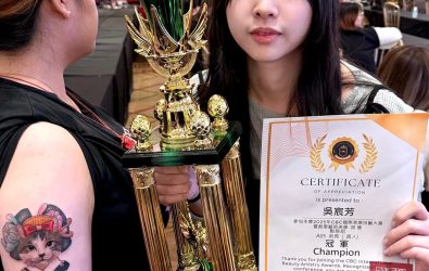 毛小孩也能變身藝妓！大葉大學吳宸芳以〈貓咪藝妓〉刺青作品勇奪國際賽冠軍。（大葉大學提供）
