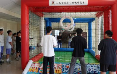 吳鳳科大舉辦雲嘉青年無人機足球賽，吸引青年空中競技。(圖／吳鳳科大提供)