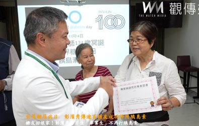 世界糖尿病日，彰濱秀傳醫院邀請歷屆糖友回娘家，彰濱秀傳班廷俱樂部主任蕭立偉頒發畢業證書給糖友們。（彰濱秀傳醫院提供）