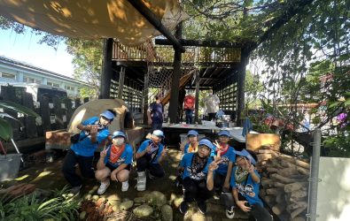 1141114-221-中興國小的小小導覽員在窯烤區熱情歡迎貴賓