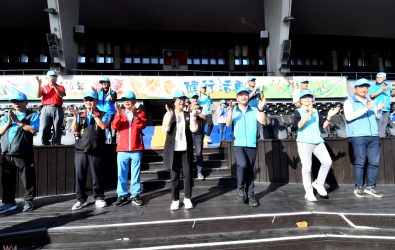 彰化縣「114年勞資童樂會健行活動」在縣立體育場登場，吸引近3,800名勞工與家人參加，現場氣氛熱鬧。（記者陳雅芳攝）