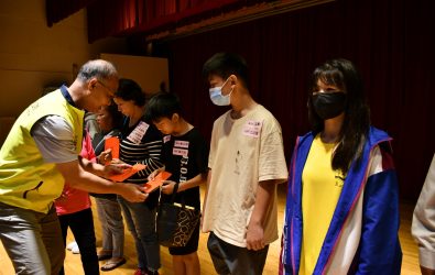 為保障弱勢學生受教權，彰化市公所頒發教育補助費，352名低收入戶子女受益。（彰化市公所提供）