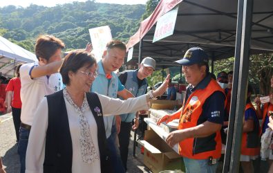 員林市「走出健康．引以為農」活動今登場，民眾親子攜毛小孩共享農特產與戶外樂趣。（員林市公所提供）