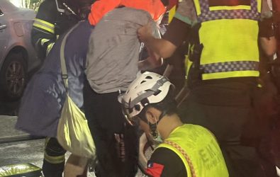 彰化市一棟老公寓清晨突傳火警，騎樓機車爆燃濃煙直竄，17名住戶嗆傷送醫。（消防局提供）