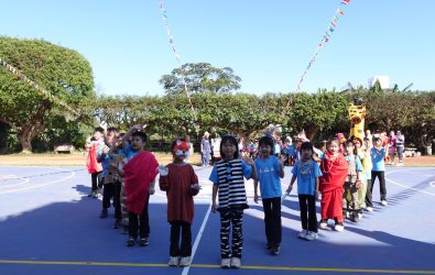 芬園文德國小56週年校慶「國際運動嘉年華」熱鬧登場，弗朗明哥舞者、金剛戰士齊現身，驚呼聲、笑聲連連。（文德國小提供）