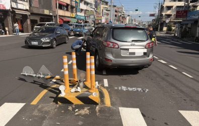 彰化市彰南路行人庇護島半年來頻傳車輛撞擊事故，至今已累計9起，公路局表示，肇事者可能面臨求償。（警方提供）