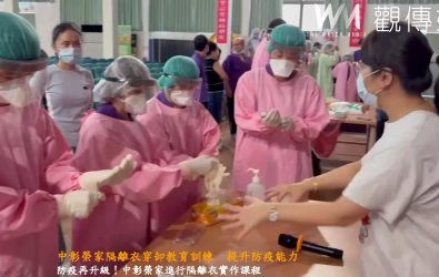 為強化防疫能力，中彰榮家邀請專業感管師示範隔離衣穿脫，進行實作教育訓練。（記者陳雅芳攝）