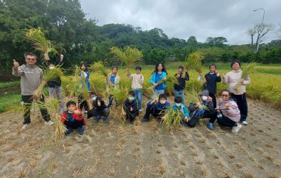 福德國小帶領五、六年級師生前往苗栗裡山塾，展開深度戶外學習，進行「龜鱉的異視界」戶外教育課程，探索生態與文化知識。（福德國小提供）