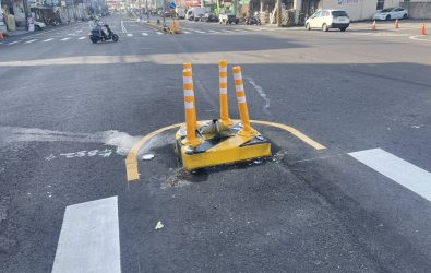 又撞了！彰南路庇護島17日被小貨車撞成今年第10起，照片一上網再度掀起討論。公路局表示設計無問題，肇事者將依法求償。（警方提供）