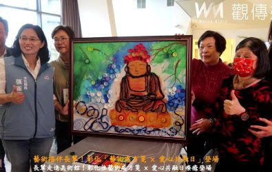 29位長輩走進彰化縣立美術館，以毛線創作與自畫像展出，感受藝術帶來的溫度與力量。（記者陳雅芳攝）