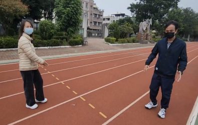 芬園國小一名黃姓老師晨跑後突昏厥，學生與師長分工合作進行CPR及AED急救，送醫後恢復意識。（芬園國小提供）