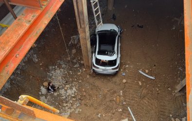 1141120-211自小客誤落捷運工地 61 歲女駕駛受傷送醫無生命危險。