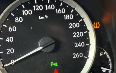 寒流來襲，輪胎氣壓隨氣溫下降，車主行車途中常見胎壓警示燈亮，專家提醒多為正常現象。（記者陳雅芳攝）