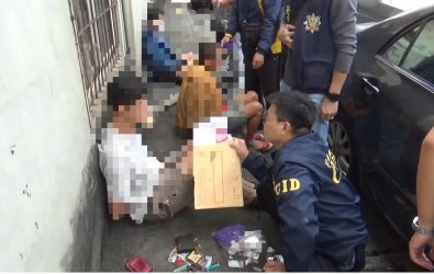 員林市發轎車追撞機車事故，造成1死2傷。肇事駕駛陳男涉嫌毒駕逃逸，警方逮捕陳男並在車內查獲毒品。（警方提供）