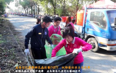 溪州鄉公所舉辦濁水溪淨堤活動，號召300名社區志工清理堤岸垃圾，鄉長江淑芬呼籲「你不丟、我不撿」，共同守護乾淨河川。（記者陳雅芳攝）