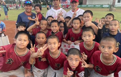 頂新和德文教基金會推動「接棒未來」棒球公益計畫，將持續支持更多基層球隊，讓孩子們被看見，獲得更好的發展舞台。（頂新和德文教基金會提供）